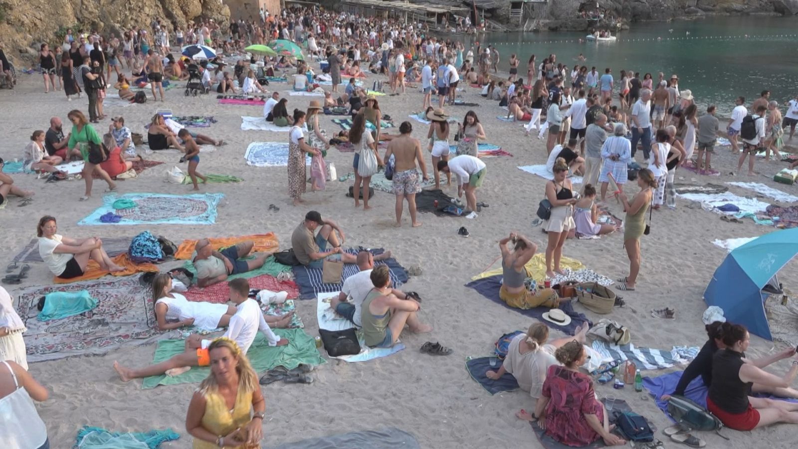 Turistas en una playa de Ibiza