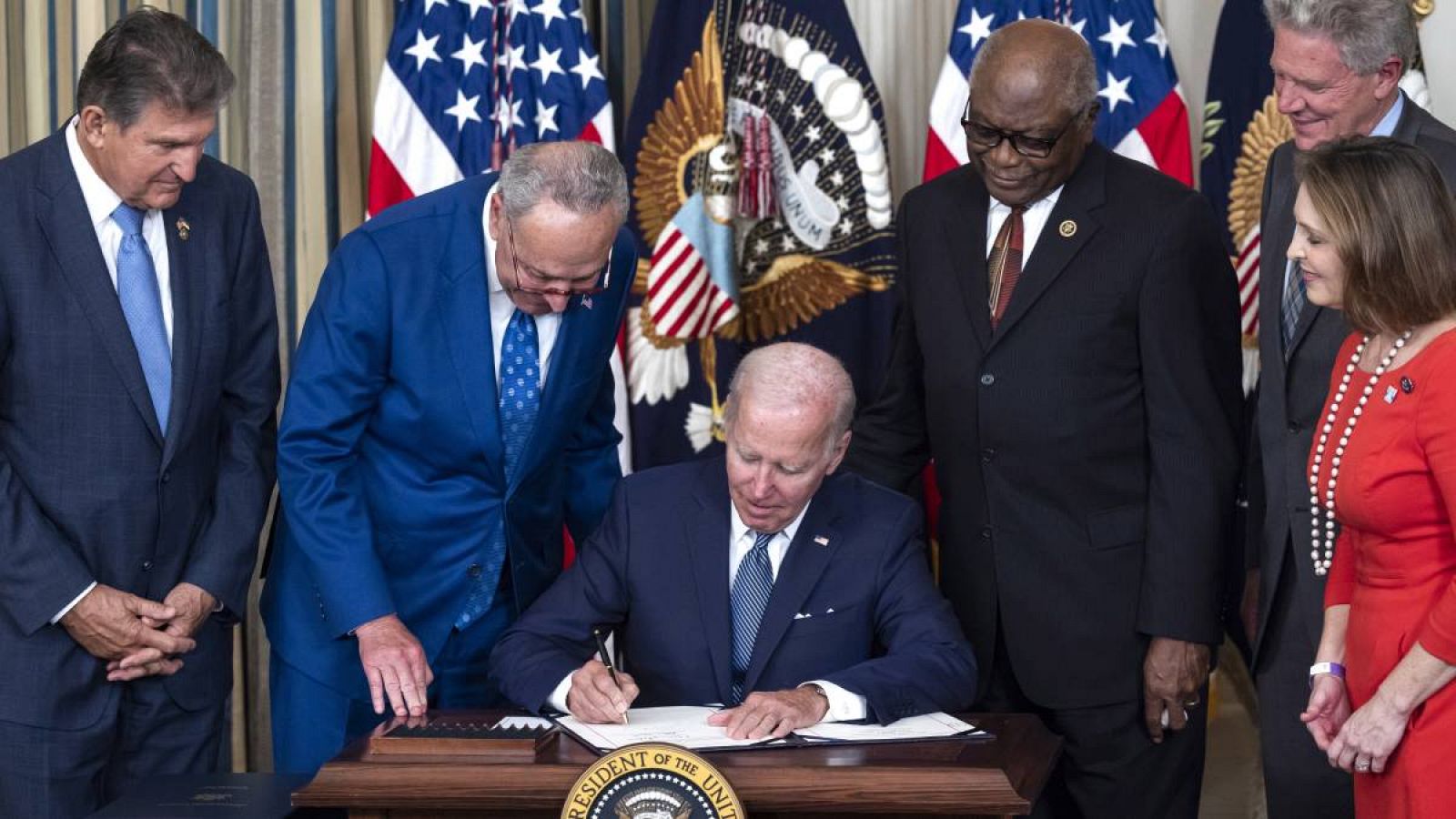 El presidente estadounidense Joe Biden, rodeado de legisladores demócratas, firma la Ley de Reducción de la Inflación en el Comedor de Estado de la Casa Blanca en Washington, DC, EE.UU.