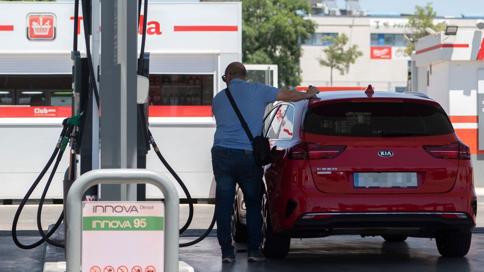 La gasolina y el gasóleo siguen cayendo y se sitúan en mínimos desde abril