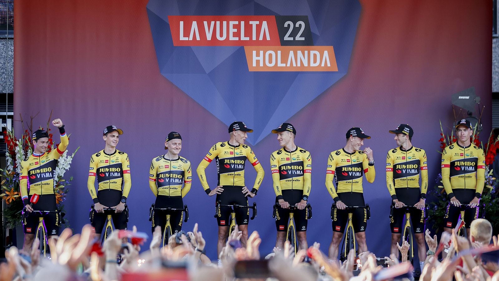 Imagen del equipo Jumbo-Visma de Primoz Roglic durante la presentación de la 77ª Vuelta a España en Utrecht.