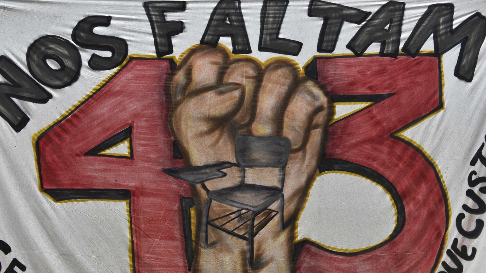 Imagen de archivo de una pancarta de apoyo a los 43 estudiantes de Ayotzinapa , México. 