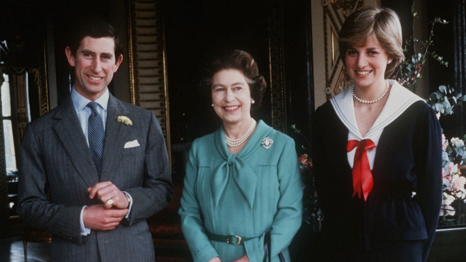 Carlos de Inglaterra y Diana Spencer posan junto a Isabel II en marzo de 1981, después de que la reina diera su consentimiento al matrimonio de la pareja.