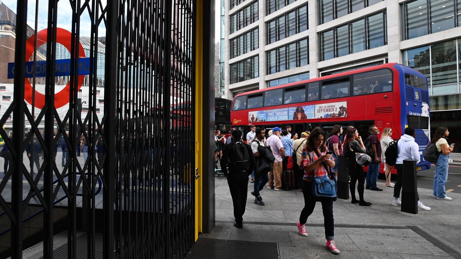 Pasajeros esperan en la Estación Victoria en Londres para tomar un autobus en medio de la huelga del transporte en la capital británica. EFE/EPA/ANDY RAIN