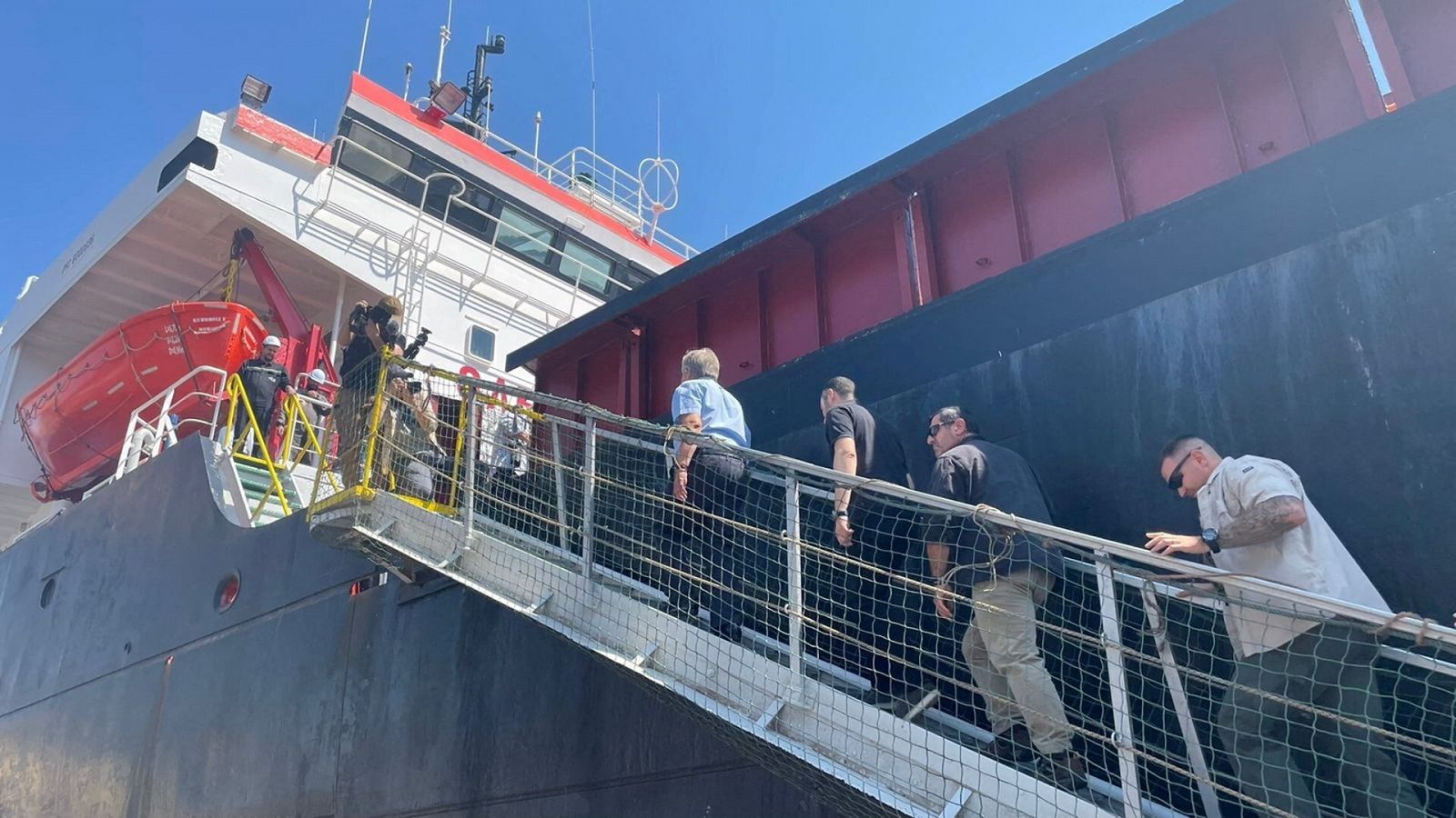El secretario general de la ONU, António Guterres, sube a bordo de un carguero para exportar cereales en el puerto de Odesa, en Ucrania. (Foto: UN/Saviano Abreu/vía REUTERS).