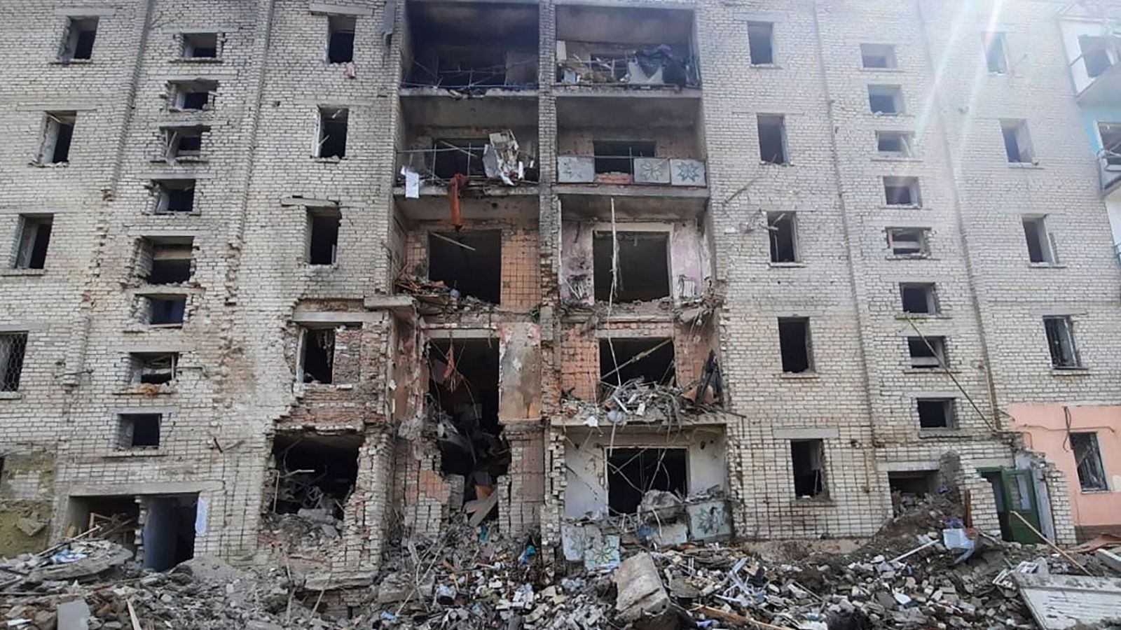 Un edificio dañado por los bombardeos en Voznesensk, Ucrania