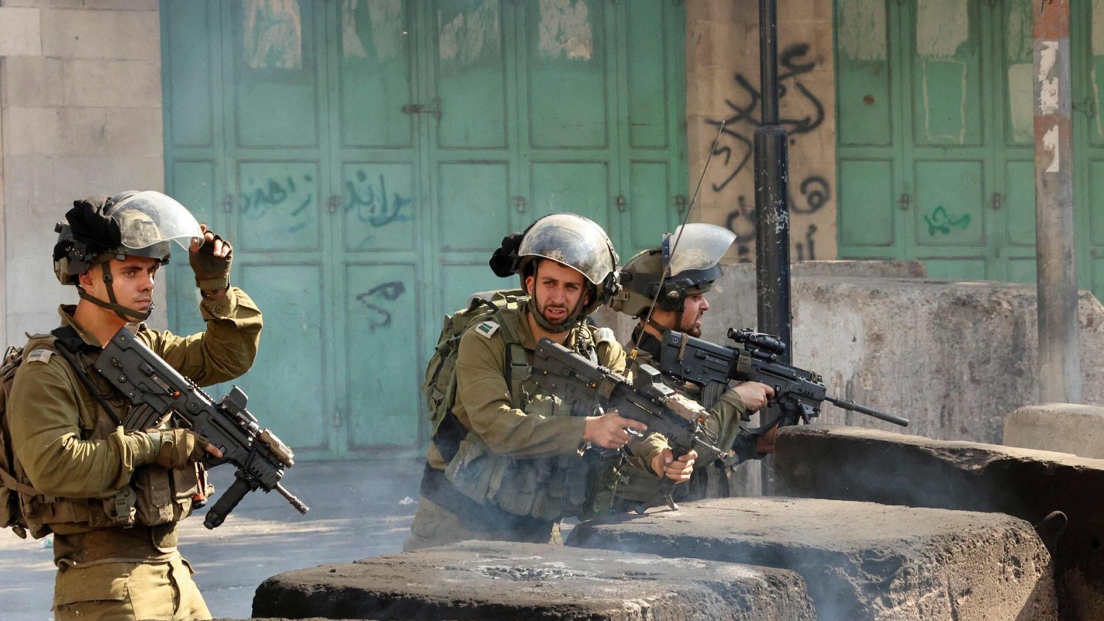 Miembros del Ejército israelí toman posiciones durante enfrentamientos con grupos palestinos en Cisjordania.