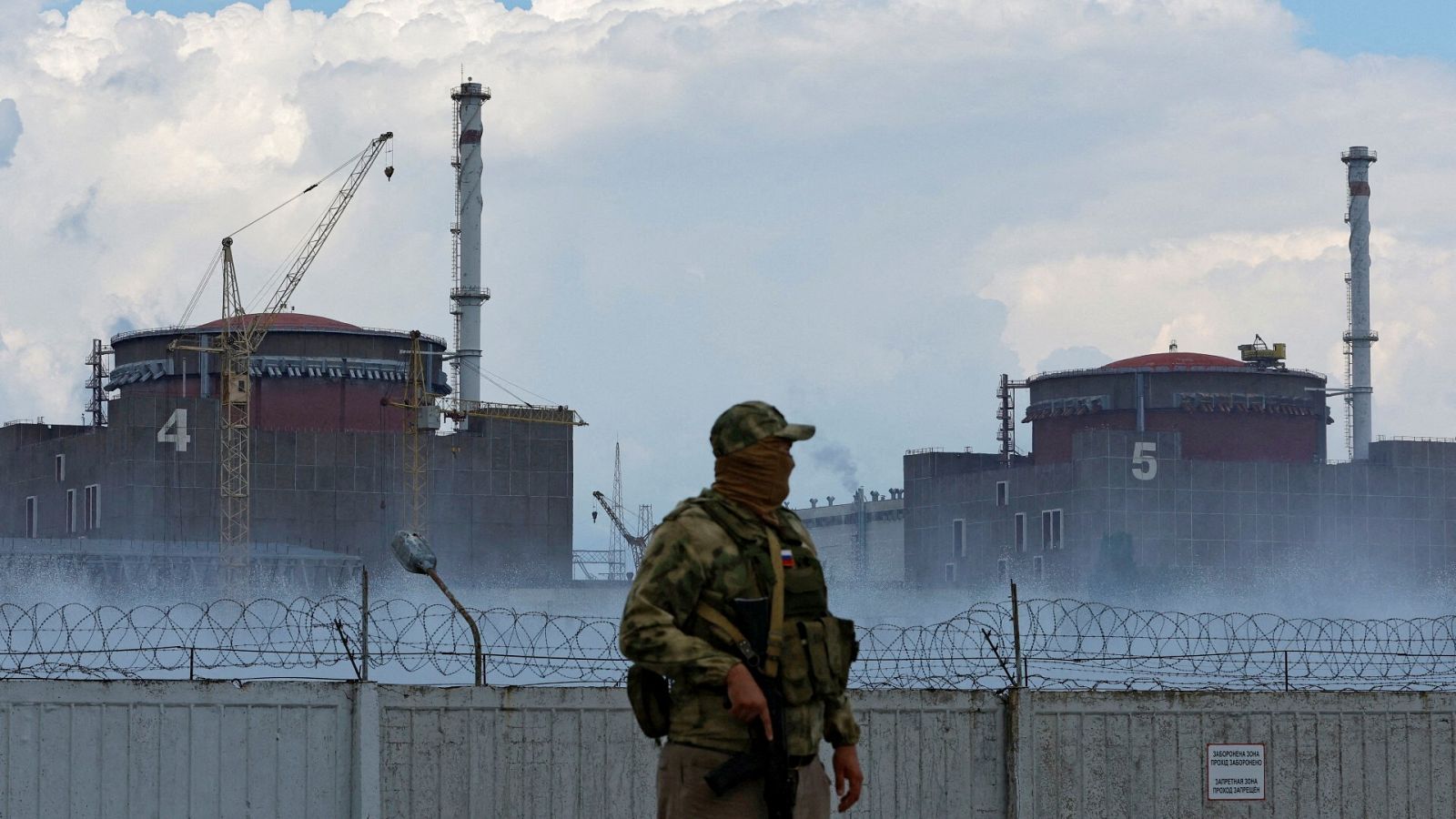 Un soldado ruso hace guardia ante la central nuclear de Zaporiyia