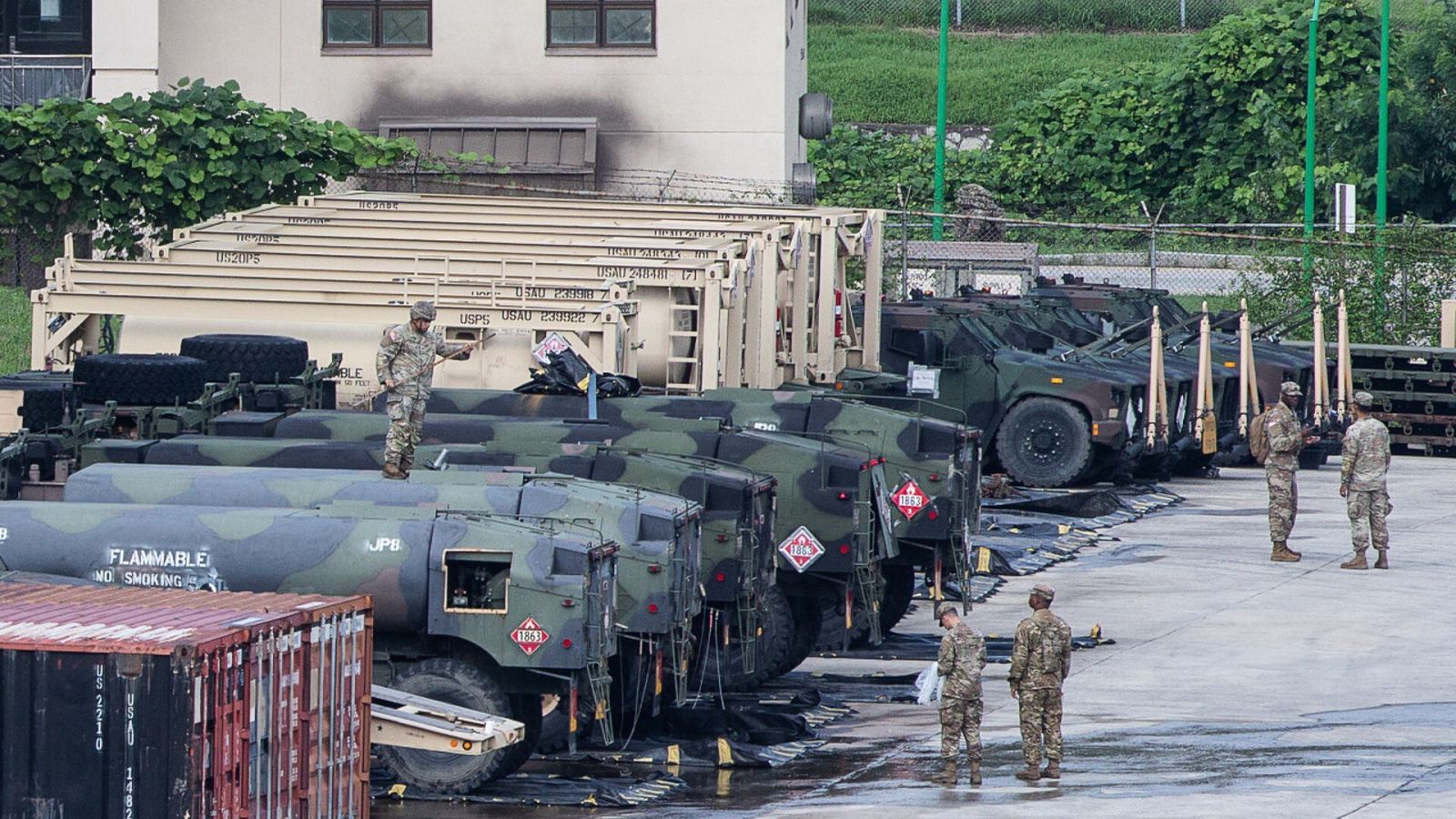 Vehículos en una base estadounidense en Dongducheon, Corea del Sur.