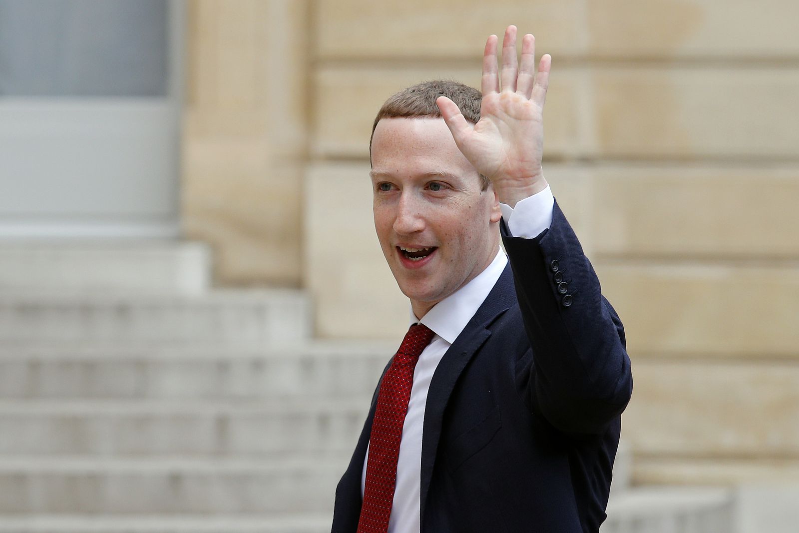 El CEO de Facebook, Mark Zuckerberg, llega para una reunión en el ElyseePalace en París, Francia, el 10 de mayo de 2019.
