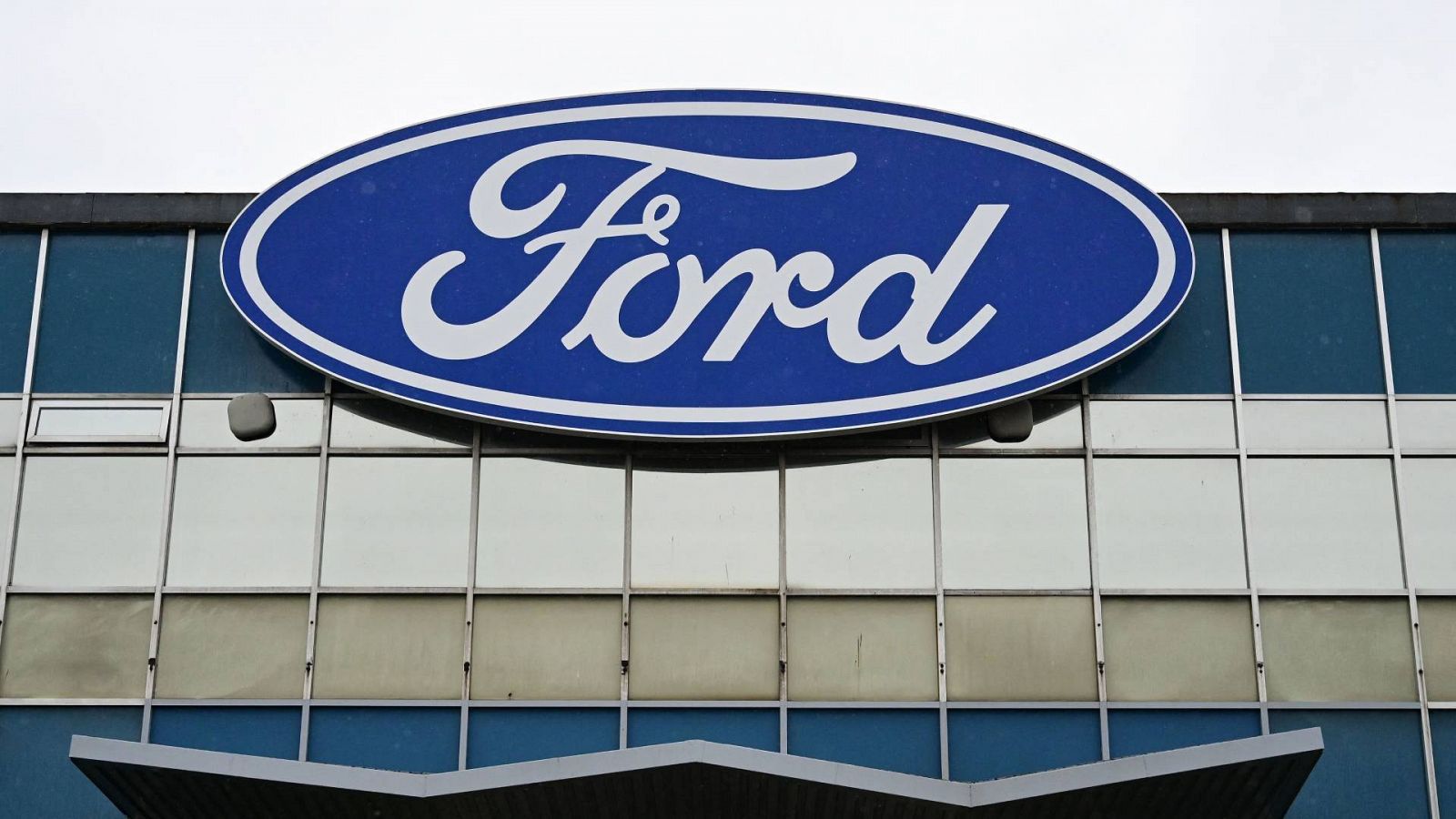 Logotipo de Ford en la planta de Liverpool, en Inglaterra