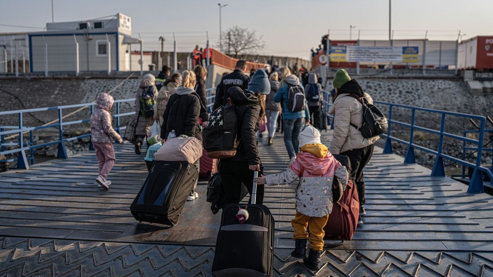 Personas refugiadas saliendo de Ucrania en la frontera con Rumania