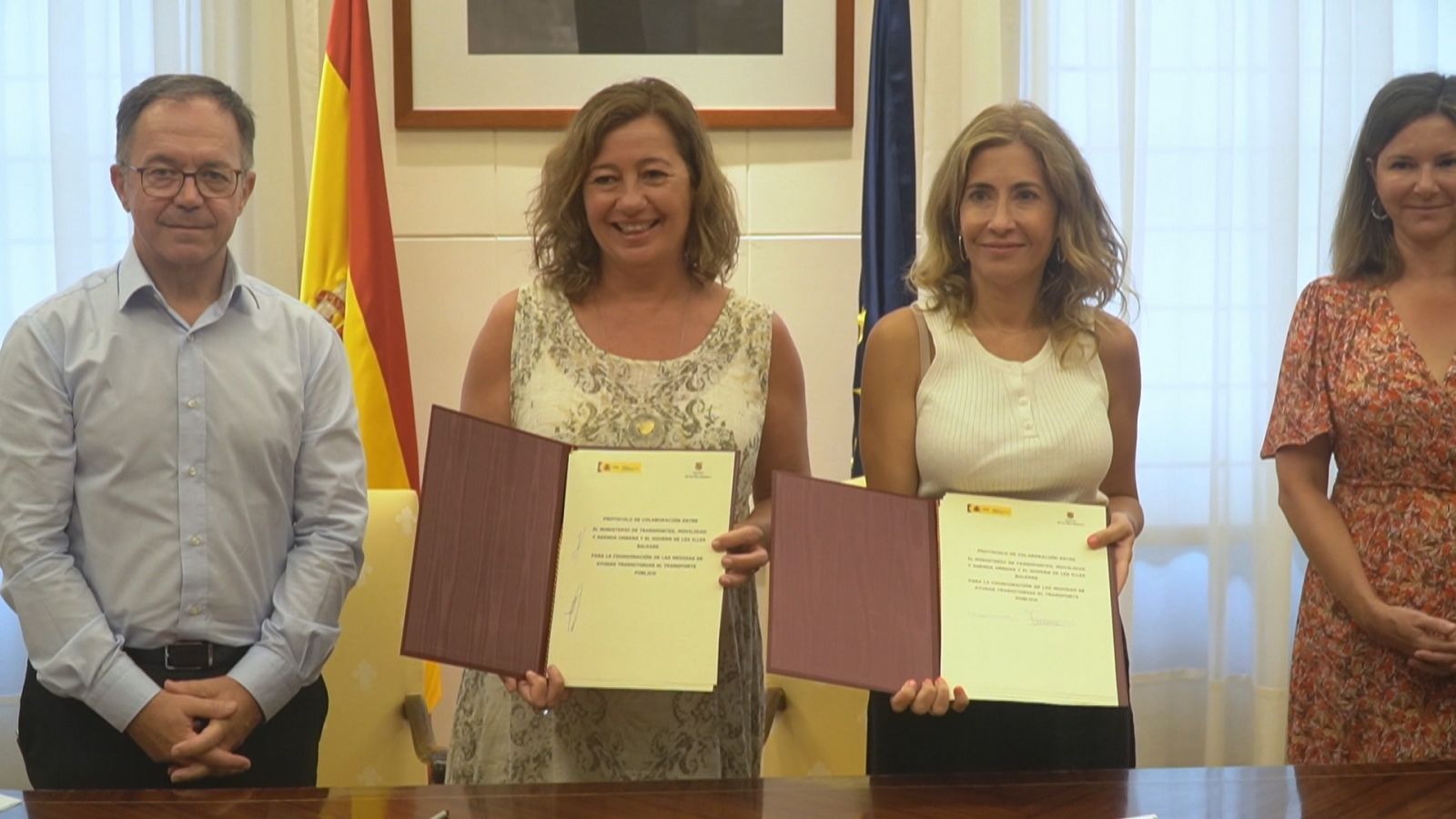 La presidenta del Govern, Francina Armengol, i la Ministra de Transports, Mobilitat i Agenda Urbana, Raquel Sánchez, signen el conveni de col·laboració a Madrid
