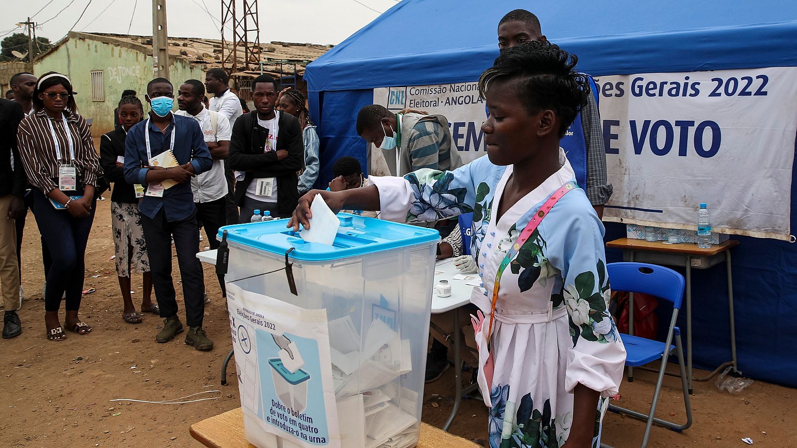 Una votante deposita su voto en las elecciones generales en un colegio electoral en Luanda, Angola