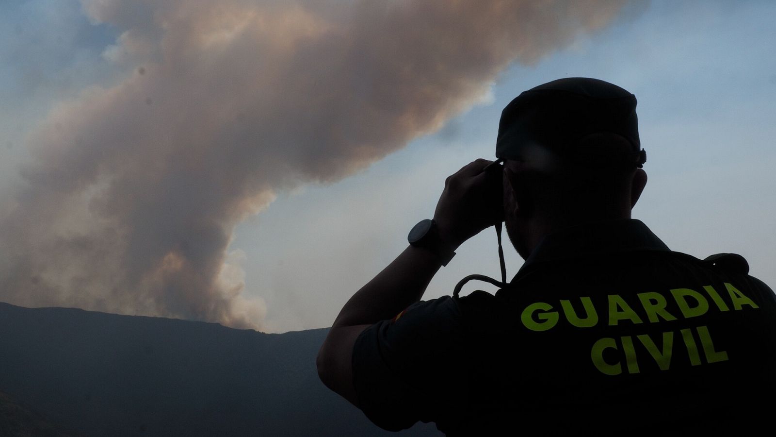 Un Guardia Civil otea uno de los incendios que han afectado al Geoparque Mundial de la UNESCO Montañas do Courel, en Lugo.
