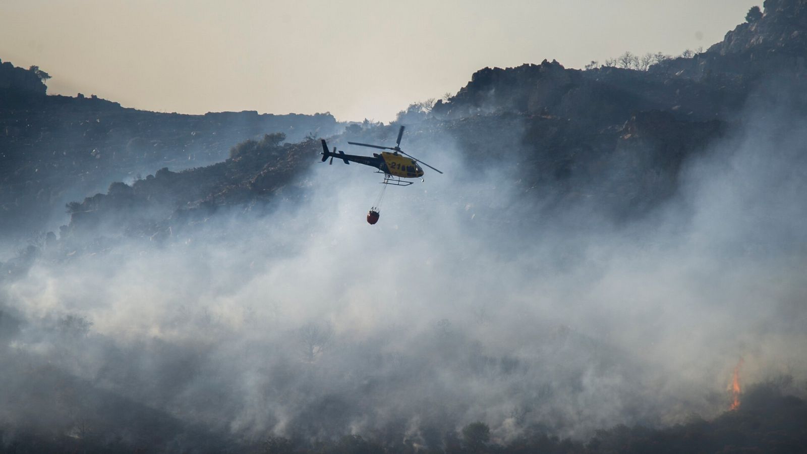 Un helicóptero trabaja sobre el incendio declarado en la Sierra de Malagón (Ciudad Real)