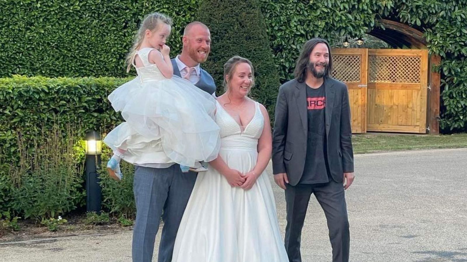 Motivos por los que amamos a Keanu Reeves: 'se cuela' en una boda por sorpresa
