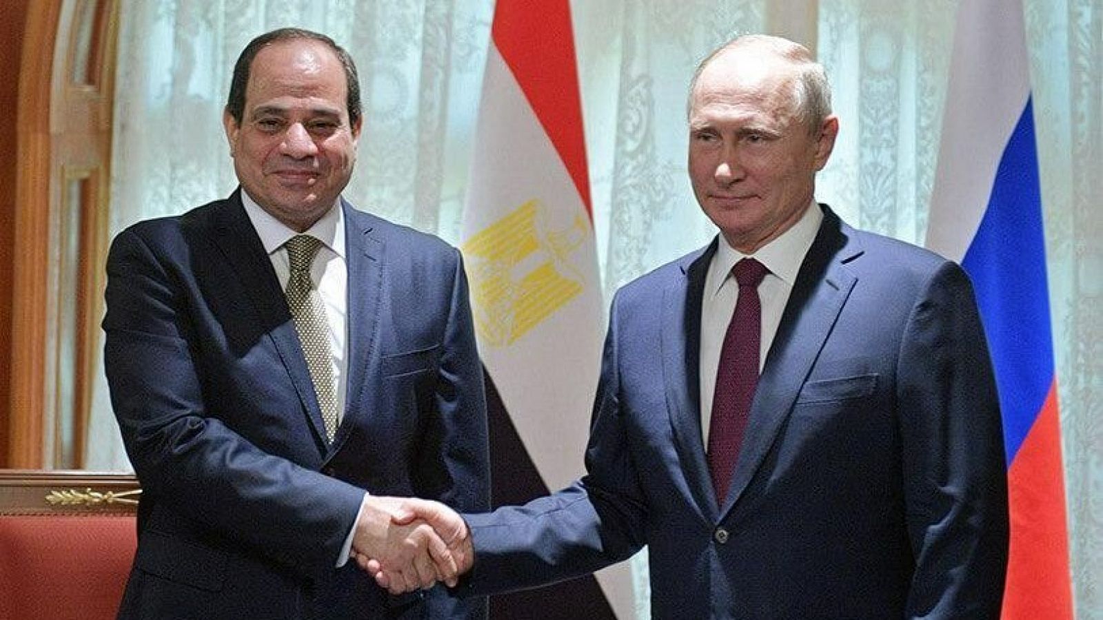 El presidente de Rusia, Vladimir Putin, y el presidente de Egipto, Abdel Fattah al-Sisi, se dan la mano durante su reunión en el complejo turístico del Mar Negro de Sochi