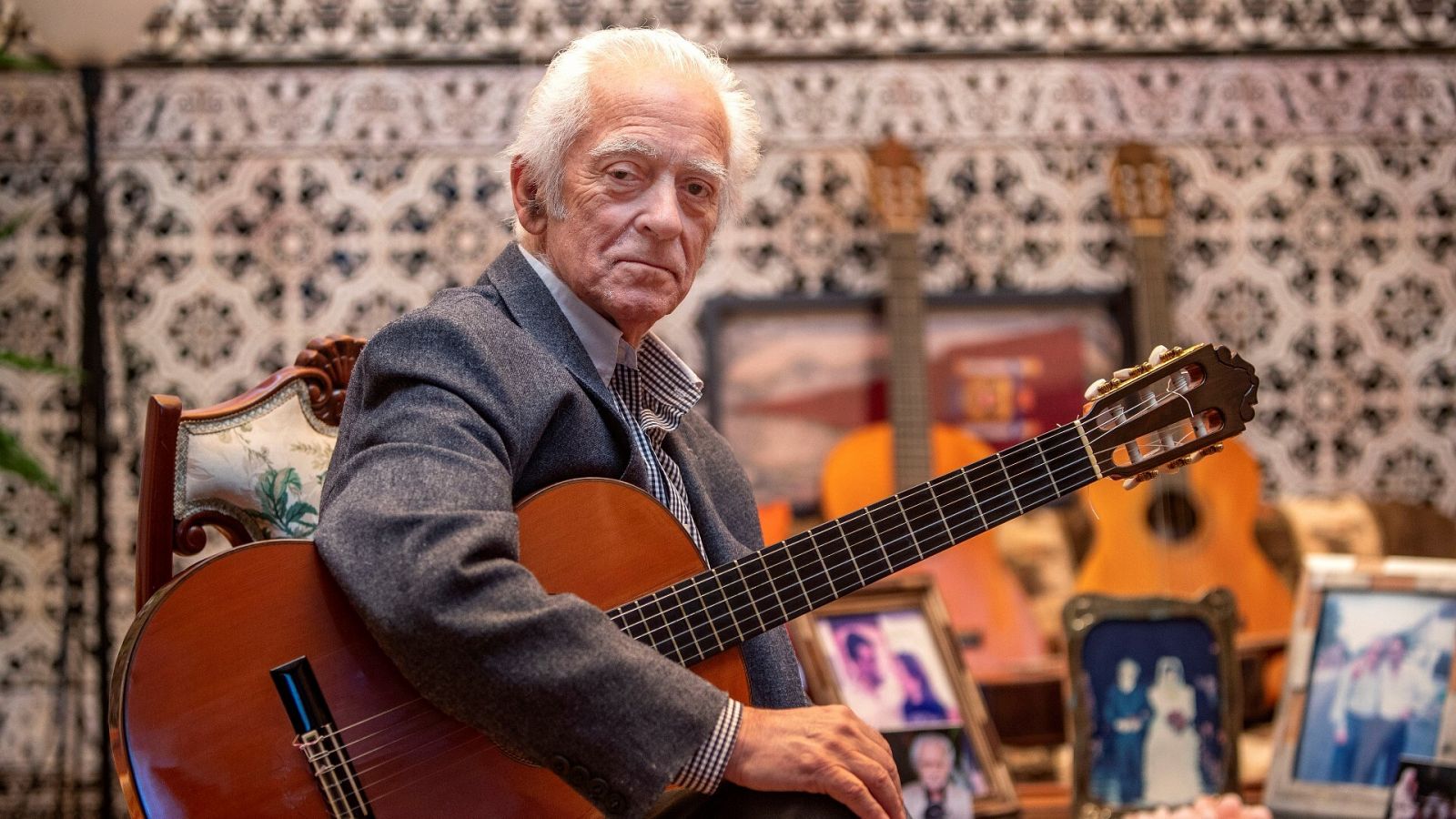 Архивная фотография гитариста и автора песен Маноло Санлукара, сделанная в его доме в 2021 году.