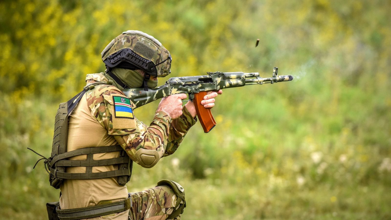 Voluntarios del batallón Dzhokhar Dudayev entrenan en el área de Kiev