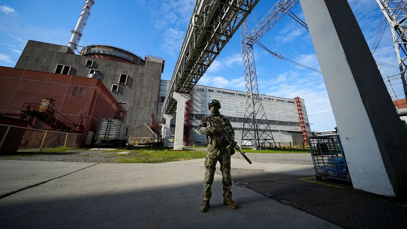 Un soldado ruso vigila en las instalaciones de la central nuclear de Zaporiyia.