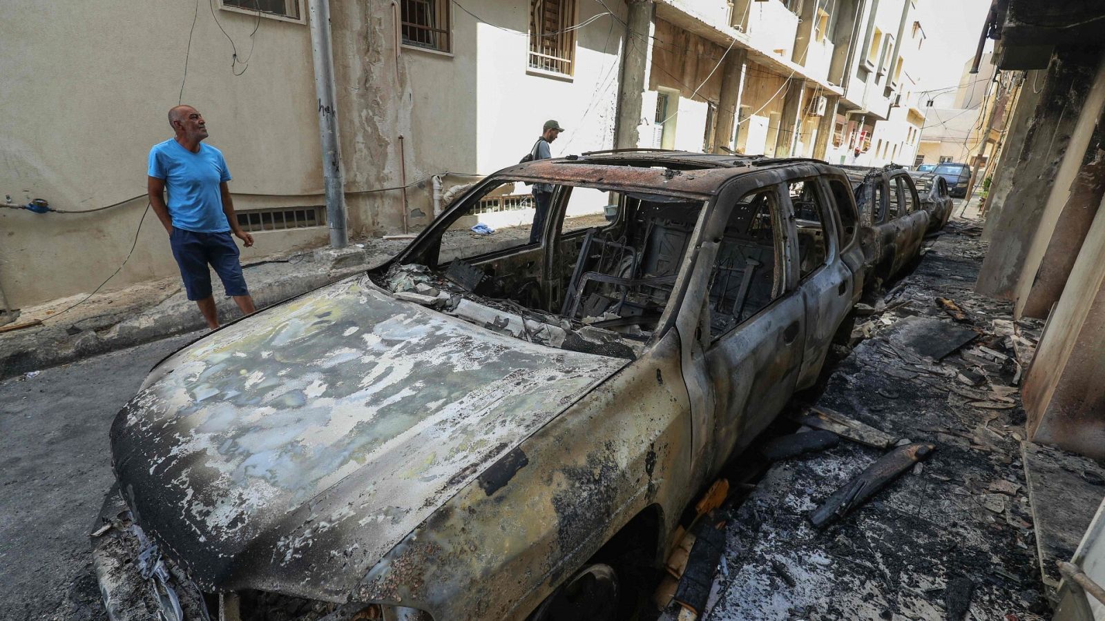 Coches quemados en un calle de Trípoli