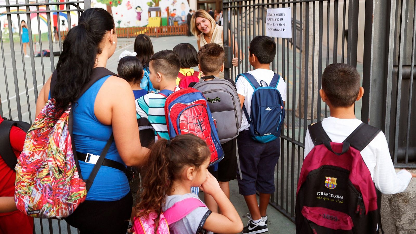 Niños a la espera de la apertura de puertas en el primer día de curso en Barcelona en una imagen de archivo