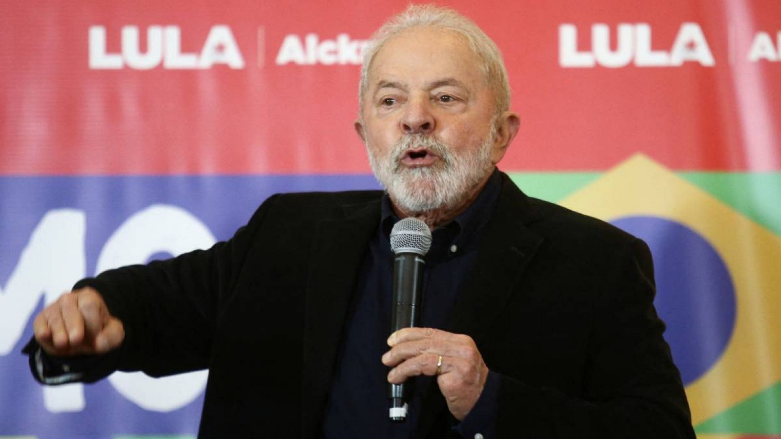 El expresidente brasileño y actual candidato presidencial Luiz Inacio Lula da Silva se reúne con representantes del Partido Socialista Europeo en Sao Paulo, Brasil.