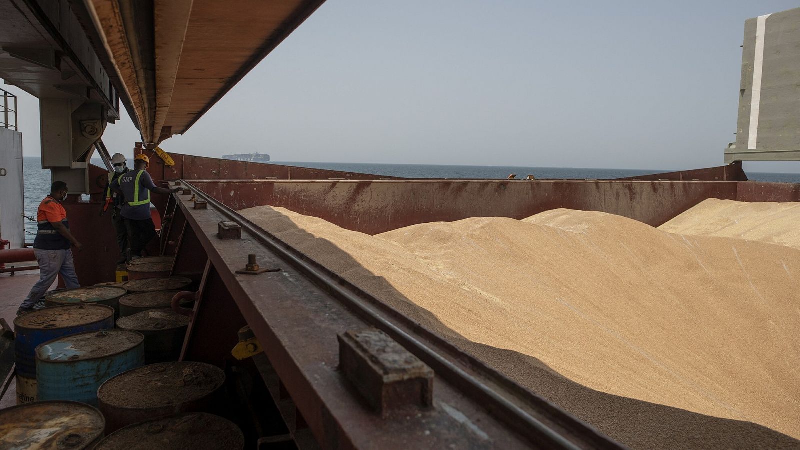 El buque 'Brave Commander' llega a Yibuti con 23.000 toneladas de trigo ucraniano