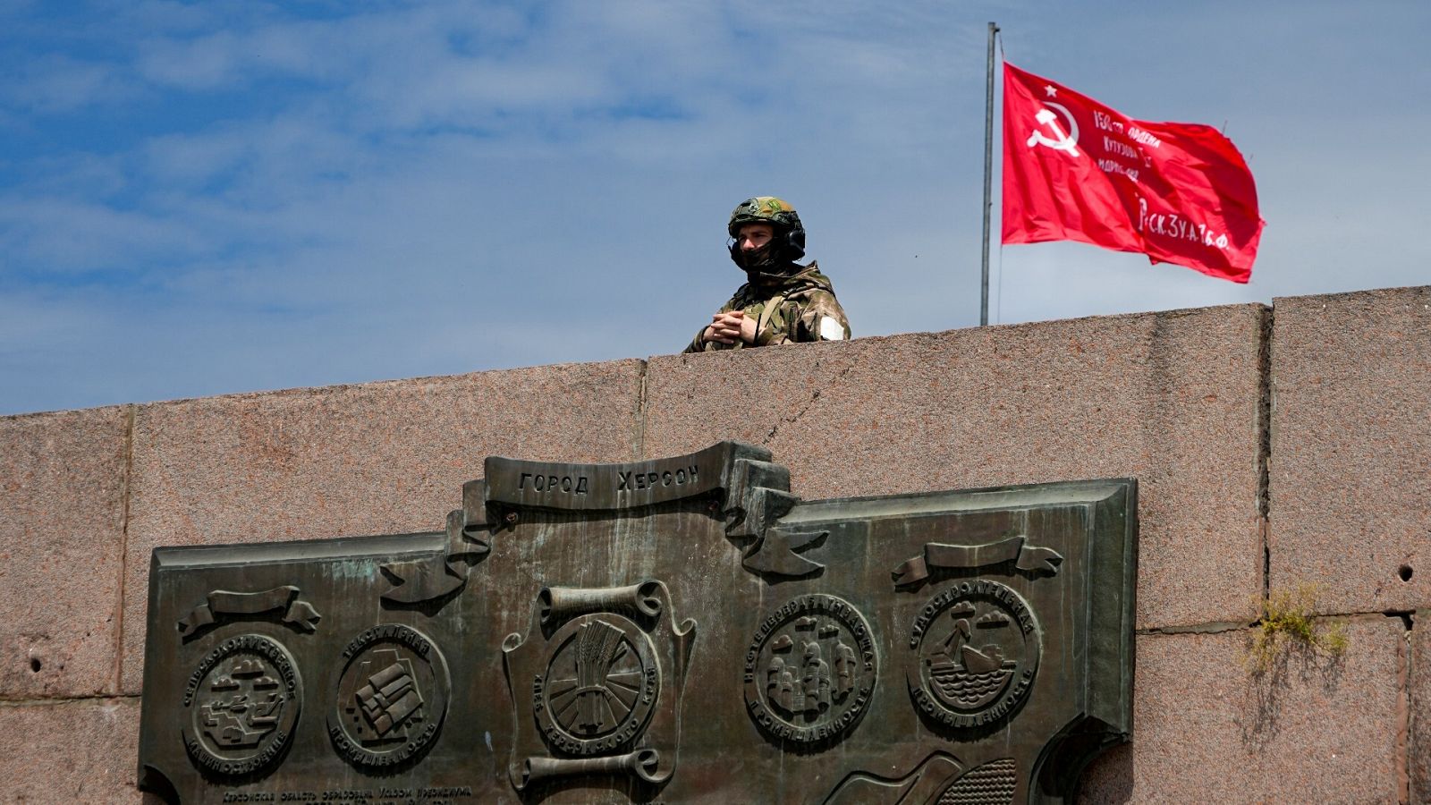 Un soldado ruso vigila una zona en el Callejón de la Gloria hazañas de los héroes nativos de la región de Jersón