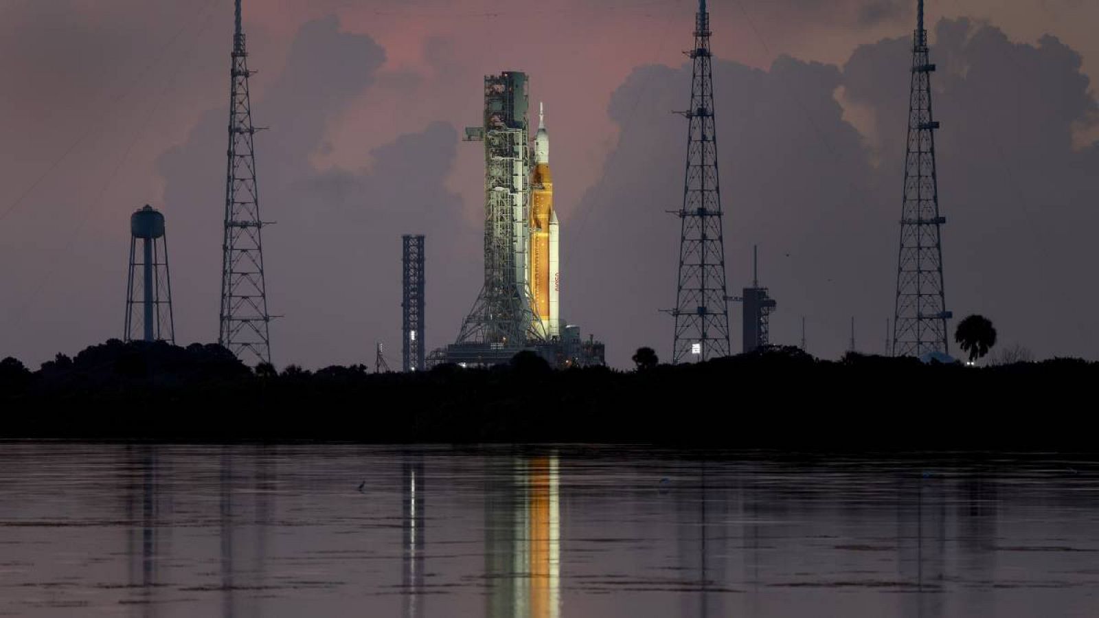 El cohete Artemis I de la NASA se encuentra en la plataforma de lanzamiento 39-B en el Centro Espacial Kennedy el 30 de agosto de 2022 en Cabo Cañaveral, Florida.