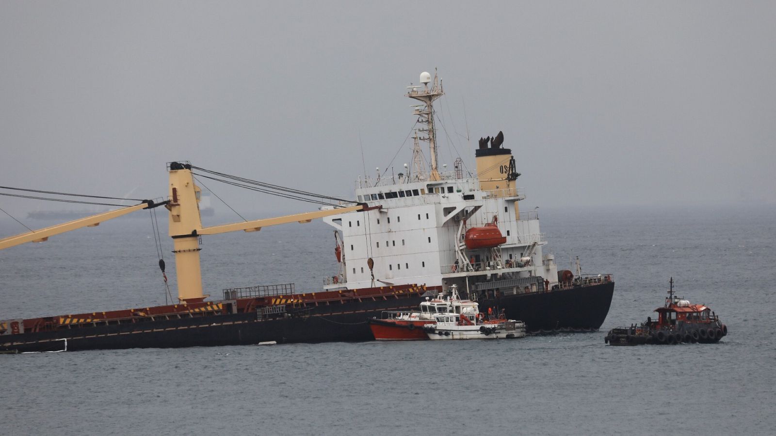 Vista del buque granelero que colisionó con una embarcación gasera en la Bahía de Algeciras.