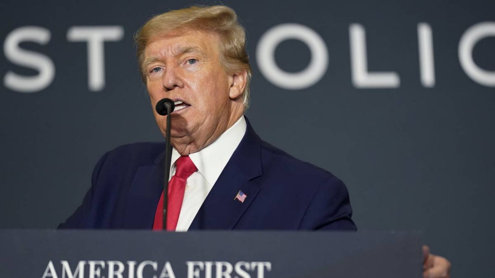 El expresidente Donald Trump habla en una cumbre de la agenda del America First Policy Institute en el Marriott Marquis en Washington, el 26 de julio de 2022.