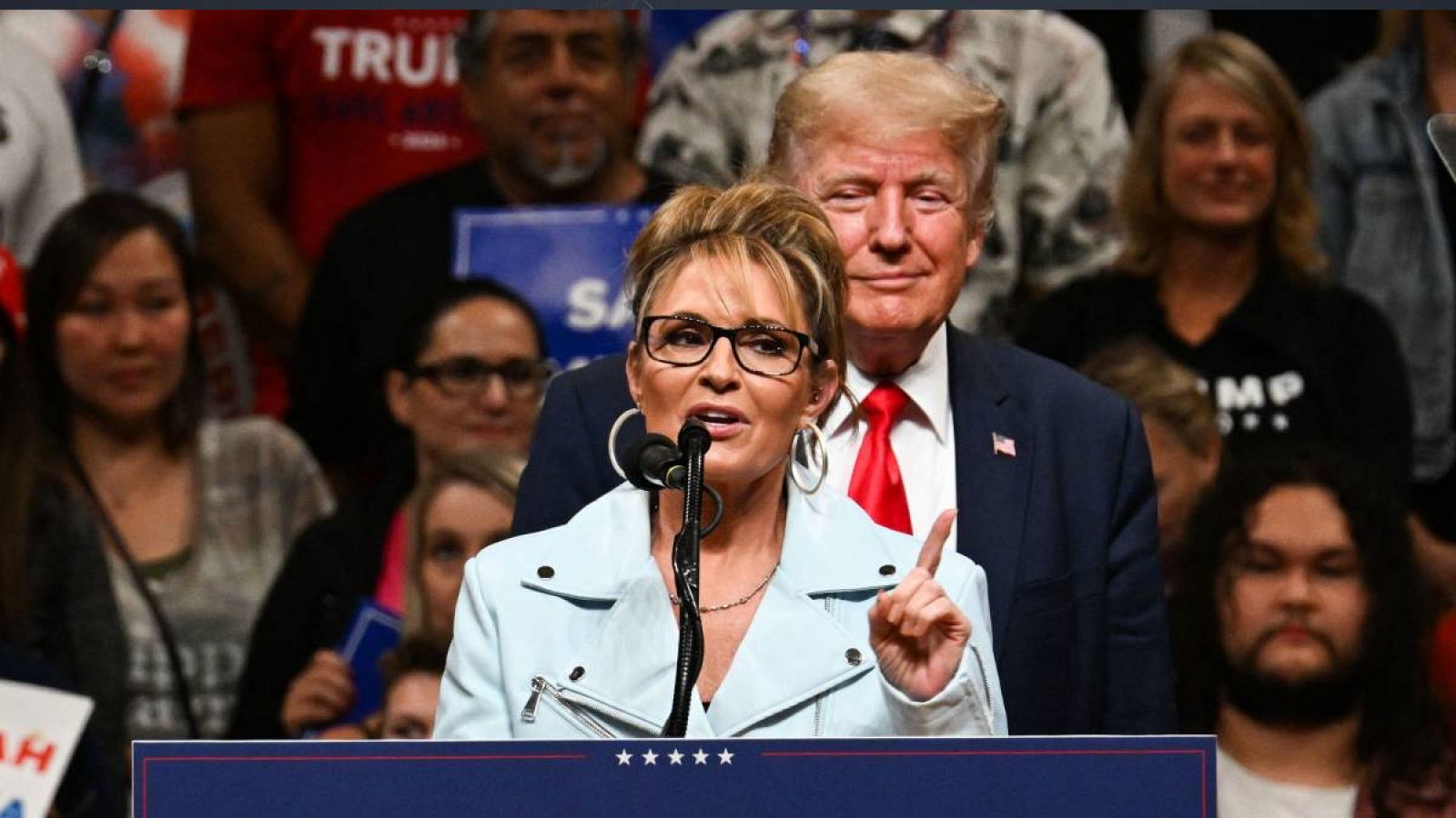 La candidata a la Cámara de Representantes, Sarah Palin (izquierda), habla junto al expresidente de los Estados Unidos, Donald Trump, durante un mitin de "Salvemos Estados Unidos" en Anchorage, Alaska.