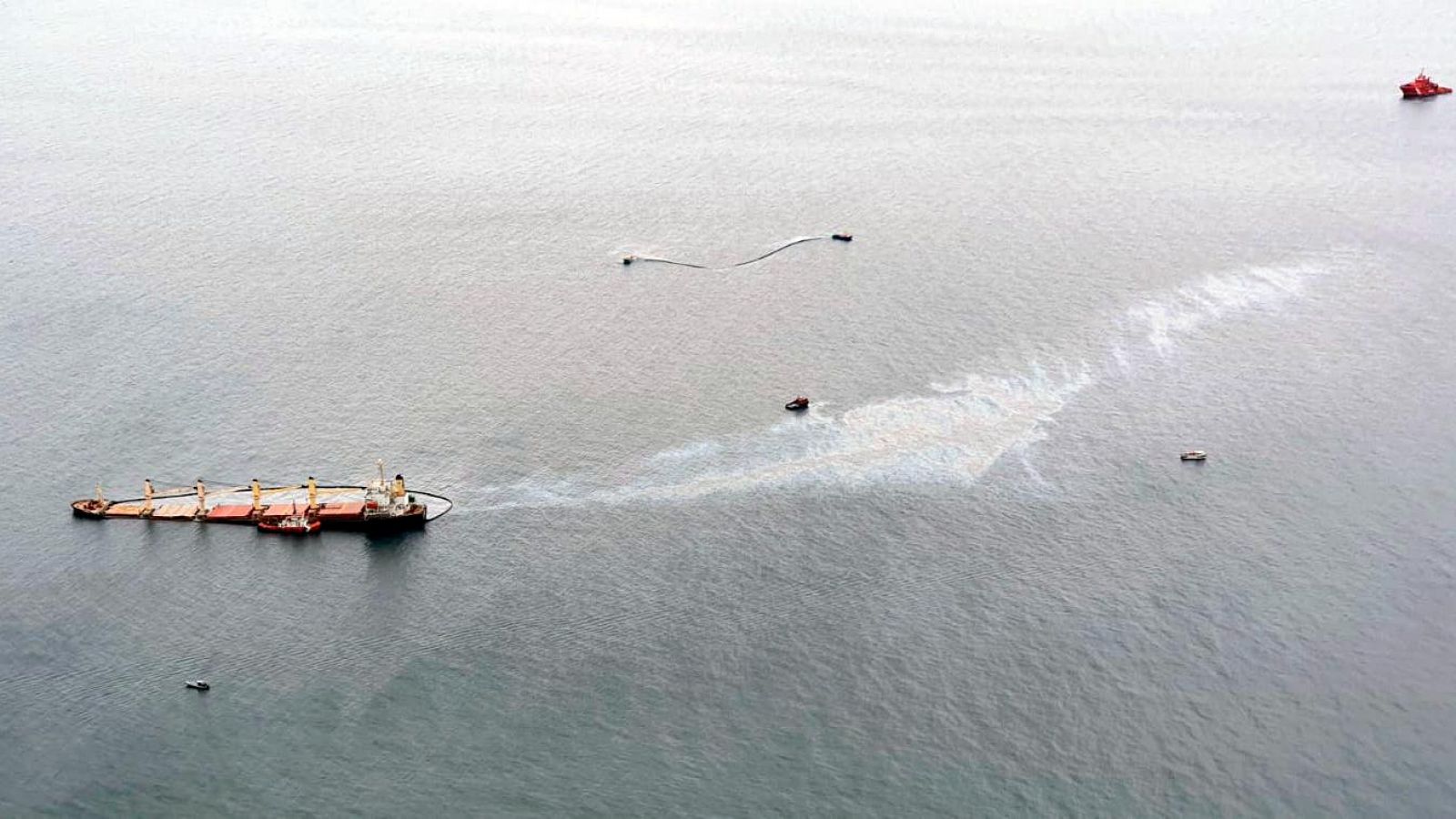 Imagen del buque granelero 'OS35', varado en la costa al Este de Gibraltar