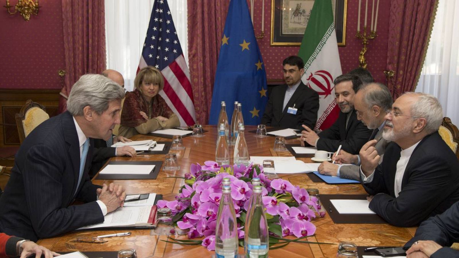 El secretario de Estado de Estados Unidos, John Kerry, a la izquierda, se reúne con el ministro de Relaciones Exteriores de Irán, Mohammad Javad Zarif, a la derecha, sobre el programa nuclear de Irán, en Lausana, Suiza, el miércoles 18 de marzo de 20