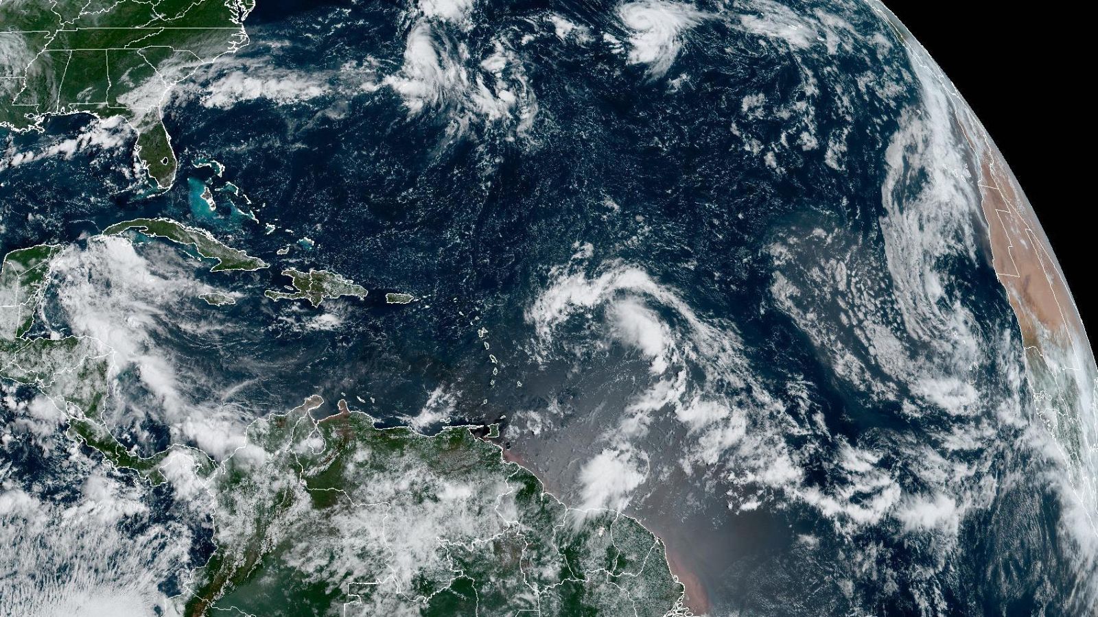 magen satelital cedida este jueves por la Oficina Nacional de Administración Oceánica y Atmosférica de Estados Unidos (NOAA), a través del Centro Nacional de Huracanes (NHC)