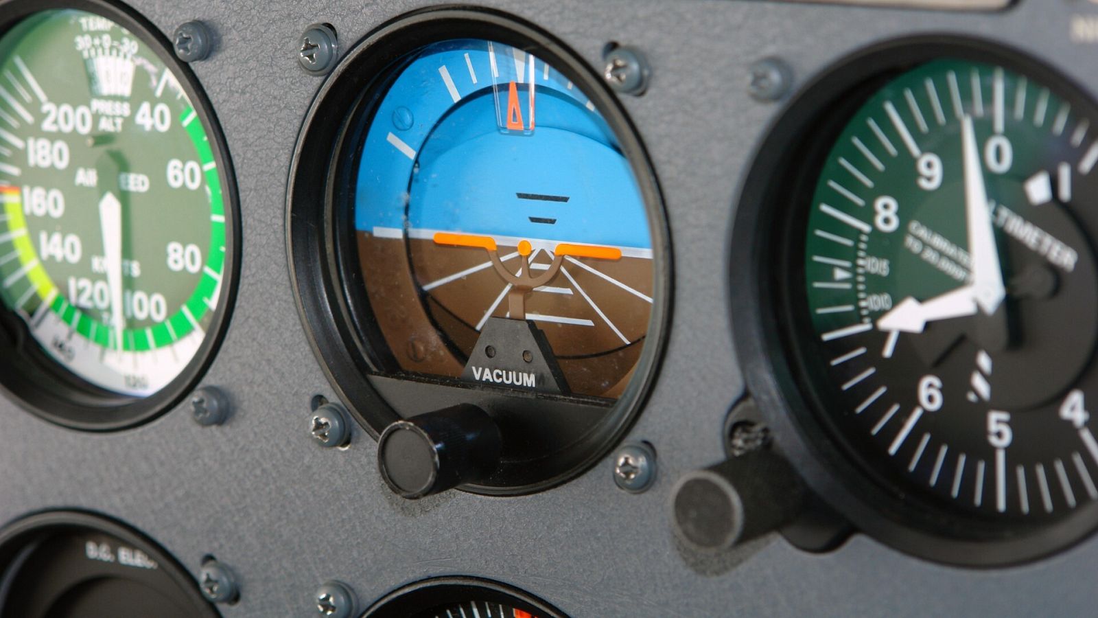 Interior de la cabina de un avión Cessna