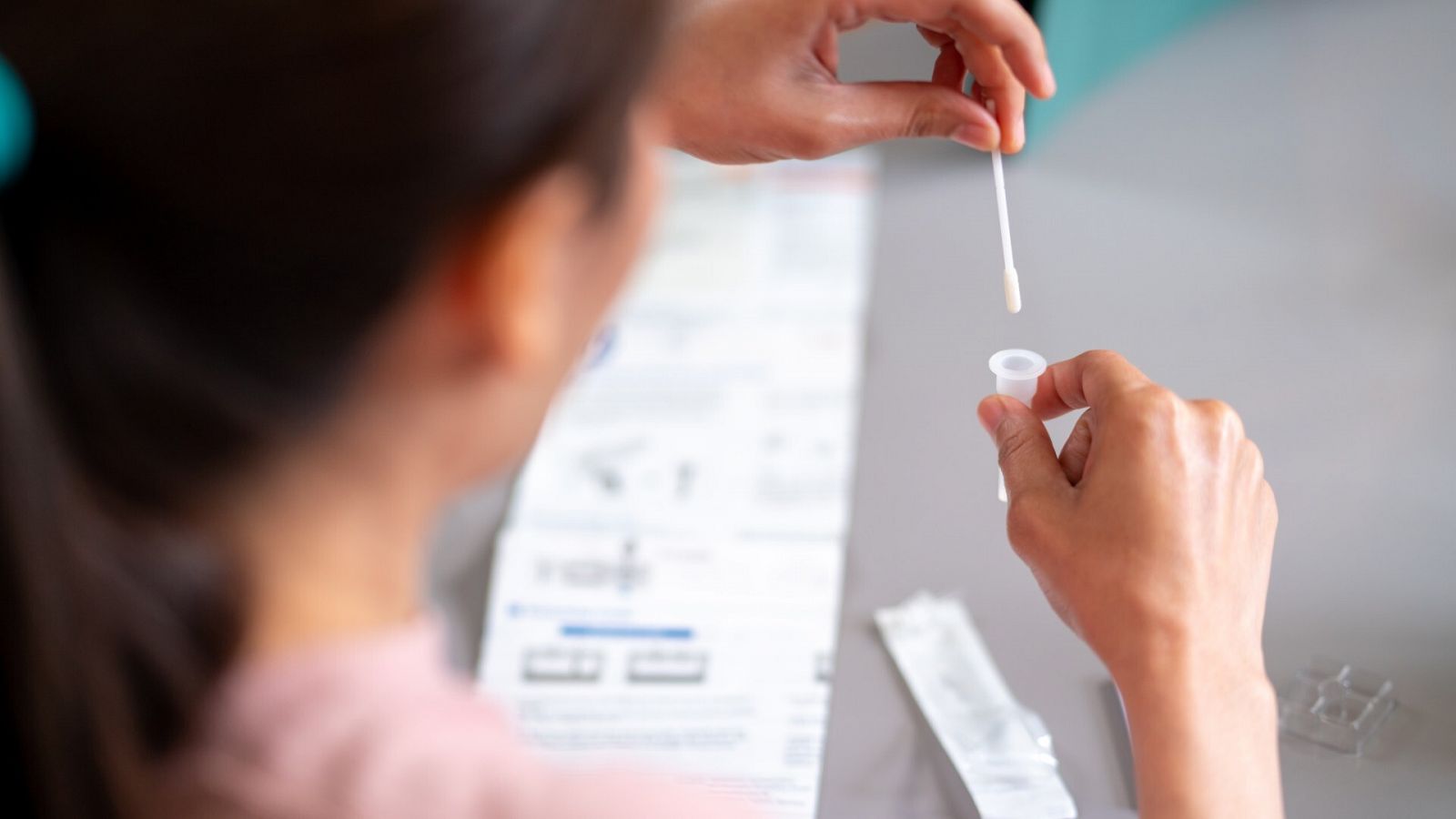Una mujer manipula una prueba rápida de antígenos para el diagnóstico de COVID-19 o gripe, en una imagen de archivo.