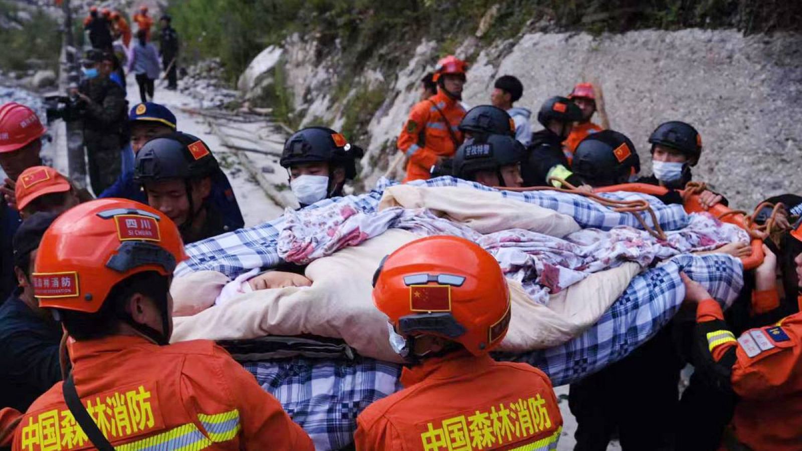 Los rescatistas que transportan a una persona herida después de un terremoto en la provincia de Sichuan, suroeste de China.