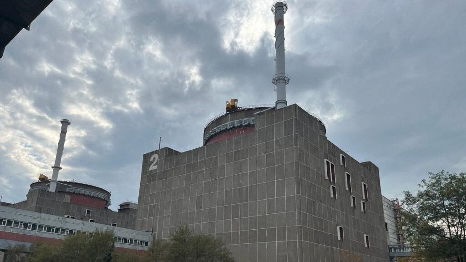 Imagen de la central nuclear de Zaporiyia, controlada por Rusia, durante la visita de los miembros de la misión de expertos del Organismo Internacional de Energía Atómica (OIEA)