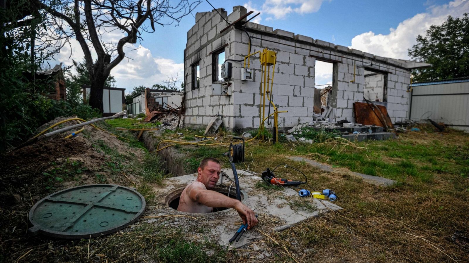 Imagen de una casa destruida por los bombardeos de la guerra en la región de Kiev