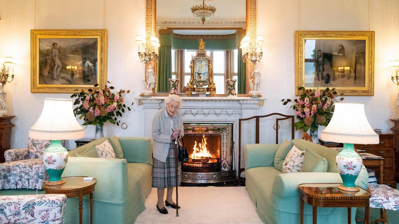 La reina Isabel II en el castillo de Balmoral, en Escocia