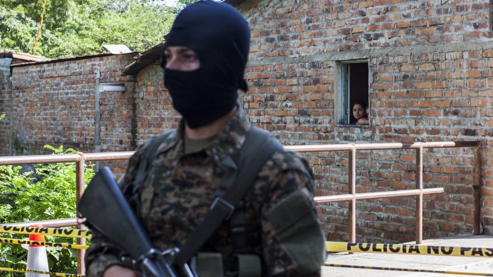 Un soldado enmascarado hace guardia cerca de una prisión en Quezaltepeque, El Salvador.