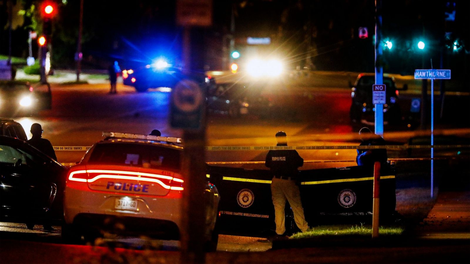  Agentes de la Policía de Memphis, en Tennessee, trabajan en el lugar del tiroteo