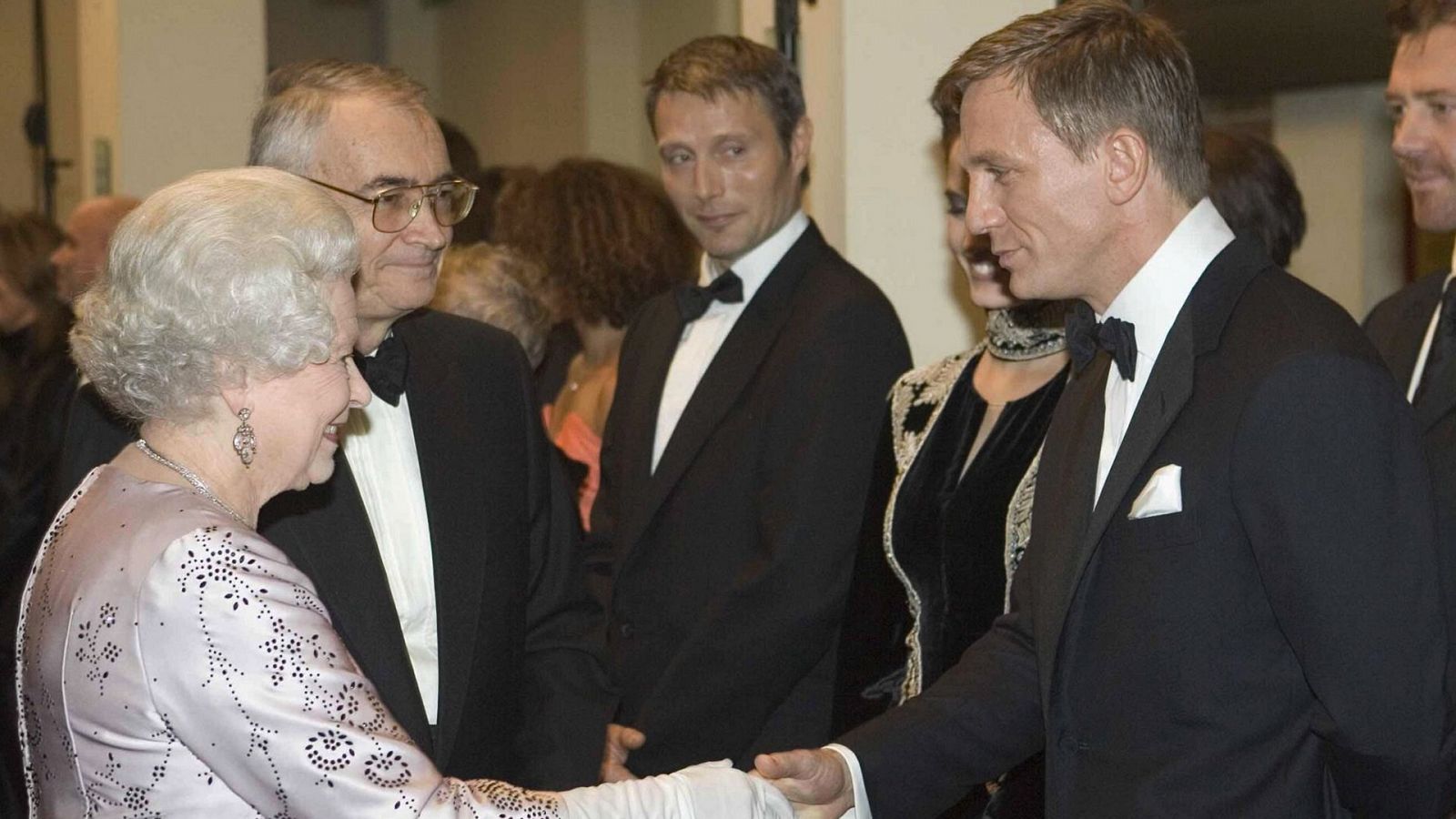 La reina Isabel II saluda a Daniel Craig en la premiere de 'Casino Royal'