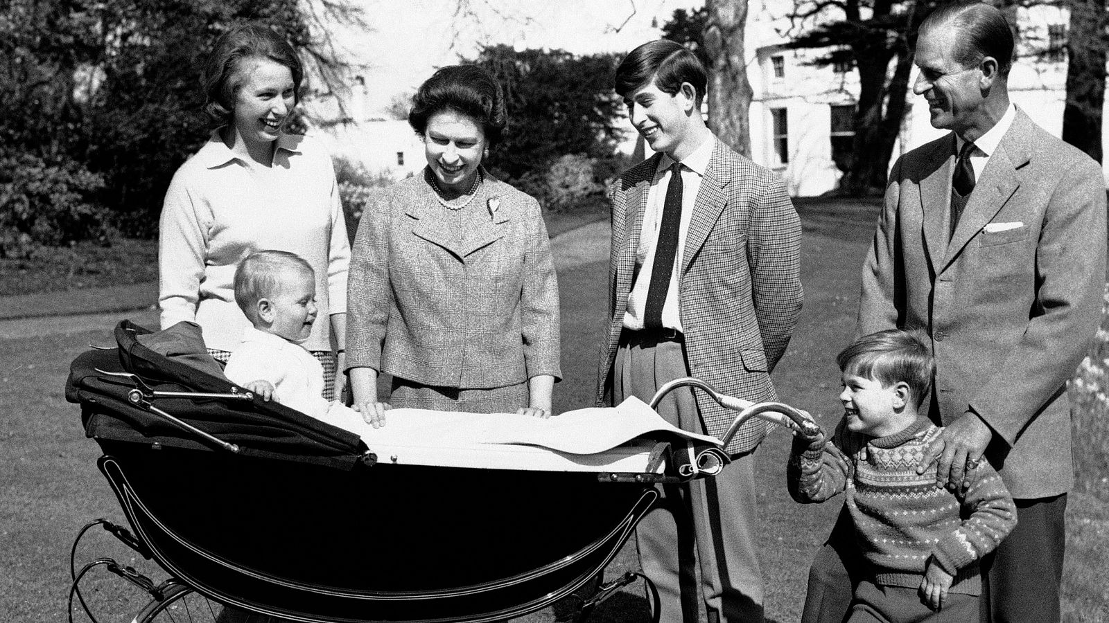 La reina Isabel II y el príncipe Felipe, rodeados por los miembros de su familia en el Castillo de Windsor, en 1965.