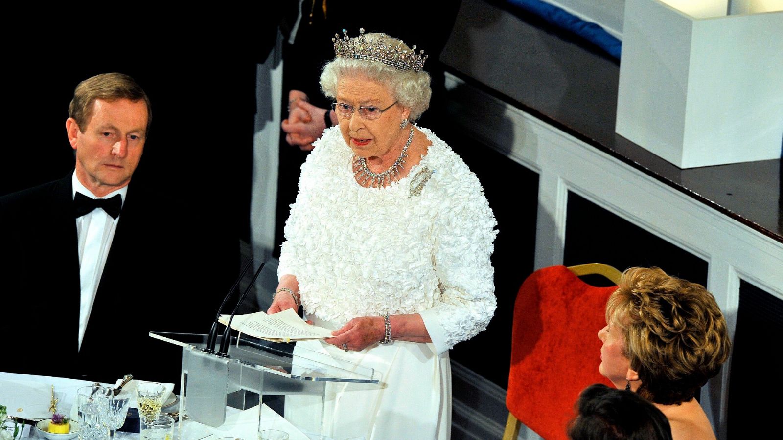 La reina Isabel II pronuncia un discurso en el Castillo de Dublín, Irlanda, durante la cena de Estado en  mayo de 2011.