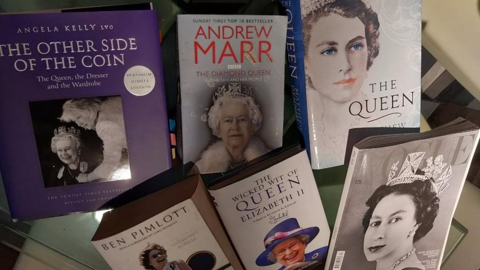 Combo de libros en inglés sobre Isabel II