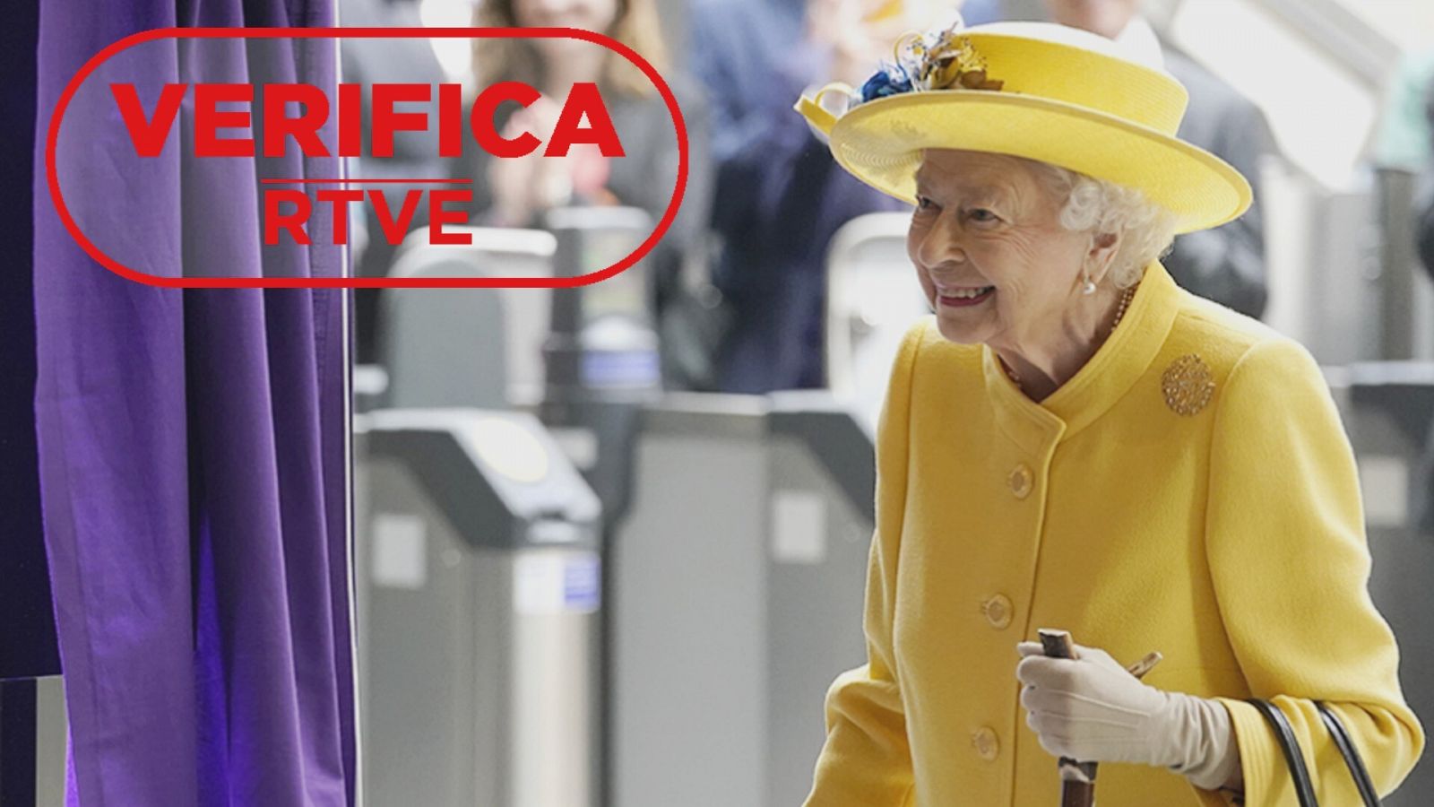 Imagen de la reina Isabel II vestida de amarillo atendiendo un evento. Con el sello VerificaRTVE.