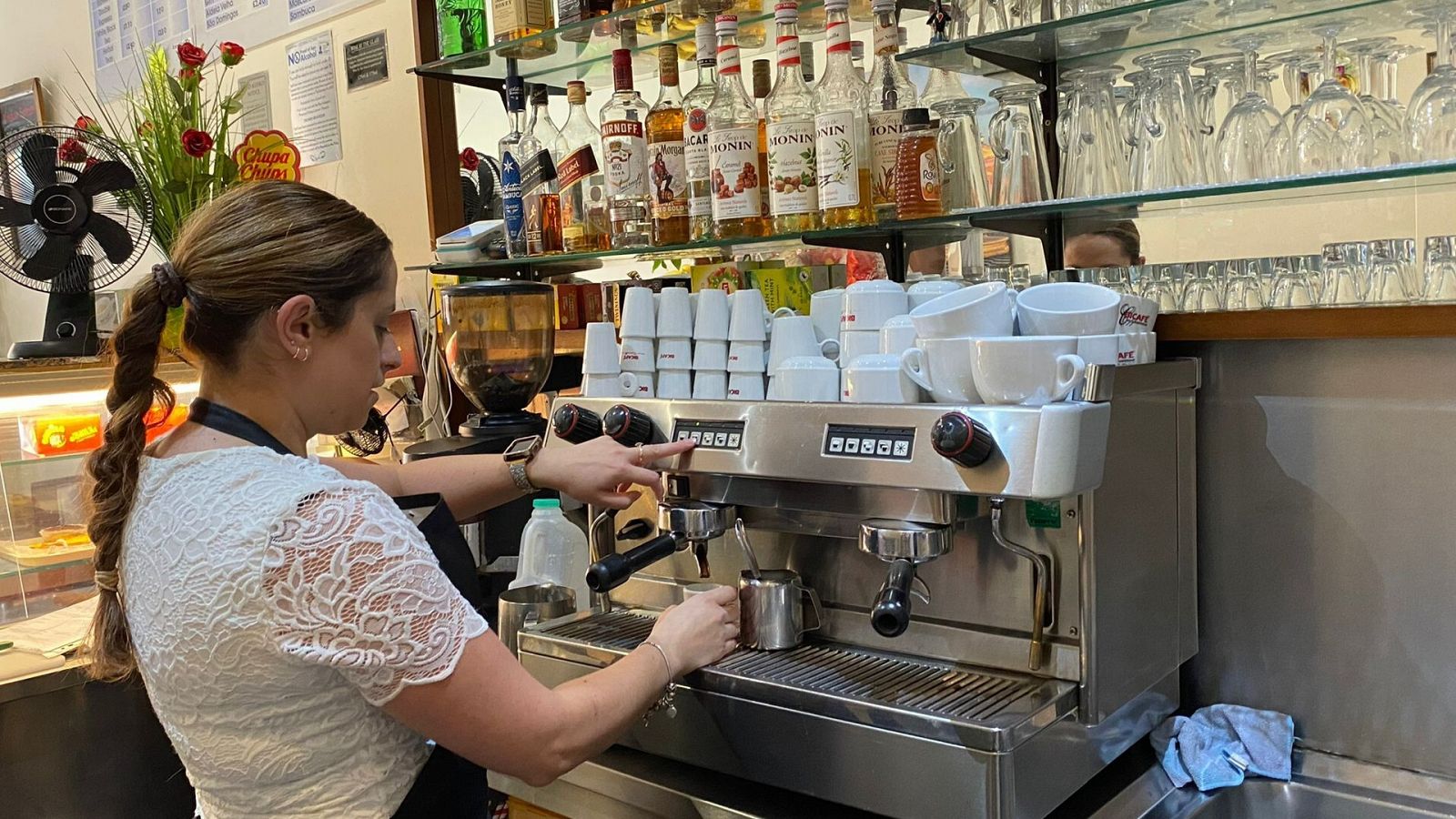 Tania, gerente del Café Tejo en Londres, sirve un café a un cliente